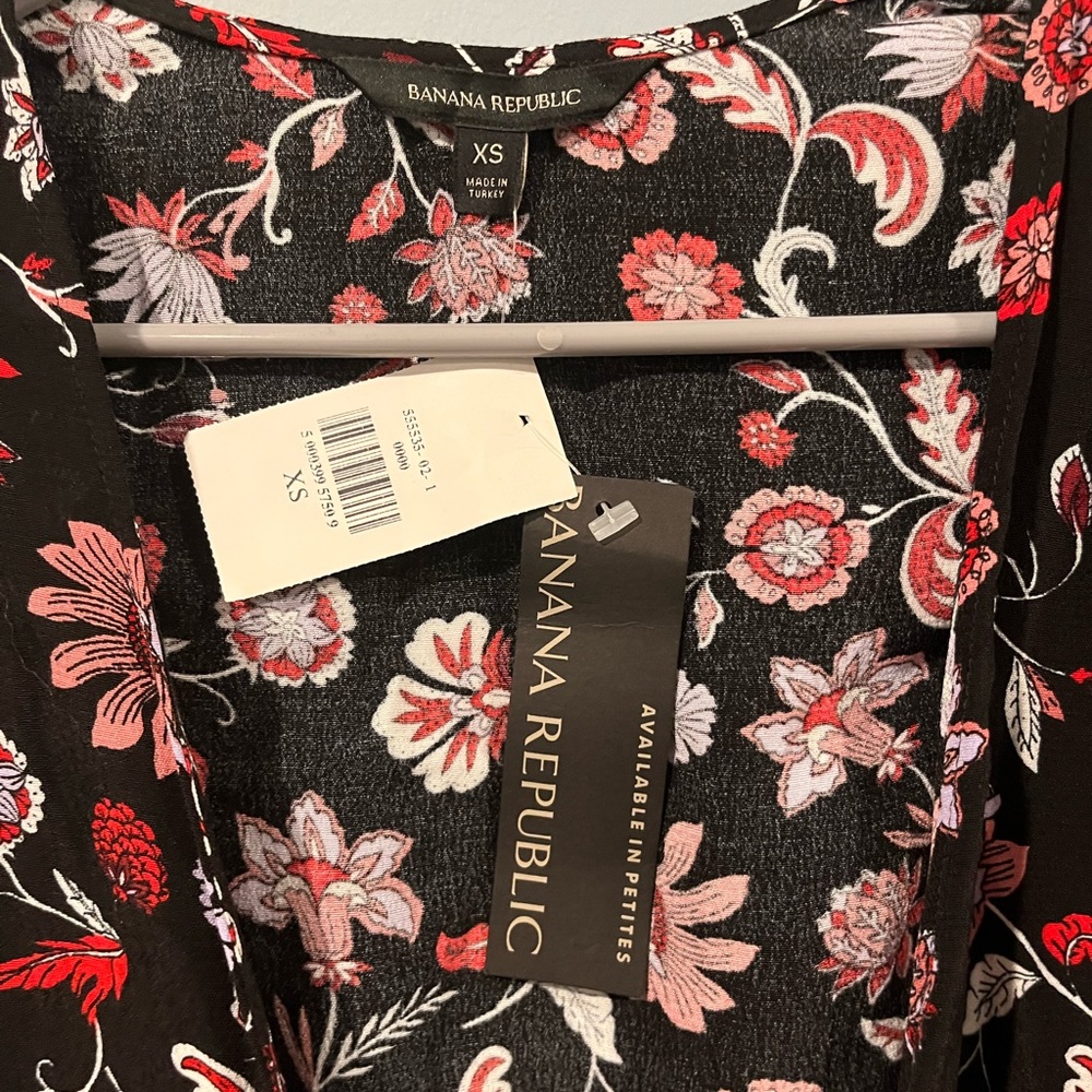 NWT Banana Republic wrap top black with flowers xs